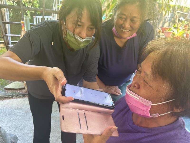 以前總覺得自己跟科技有距離，但現在能靠自己完成線上app的查詢跟操作，讓每位大哥大姐心裡很踏實也很開心。