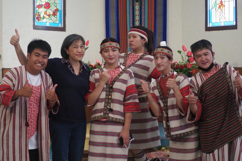 與台灣師範大學民族音樂研究所呂教授一起合影,為音樂會揭開序幕。