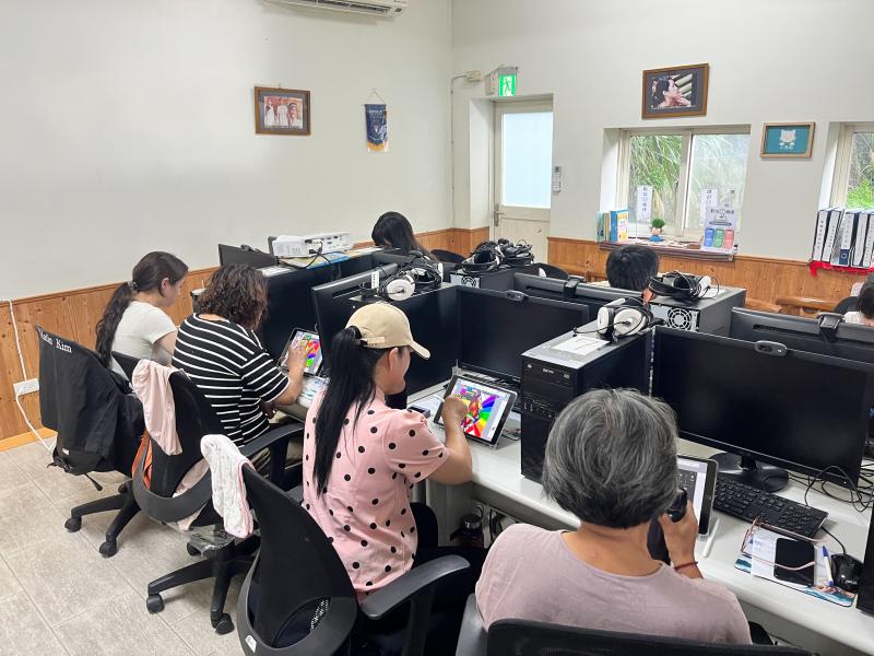 利用Sketchbook App 在平板上實際操作，並透過了解織紋的意義後，於軟體上的功能設計出創新織紋。雖不同於傳統織紋走向，但背後的意義與故事是創作的靈感來源。