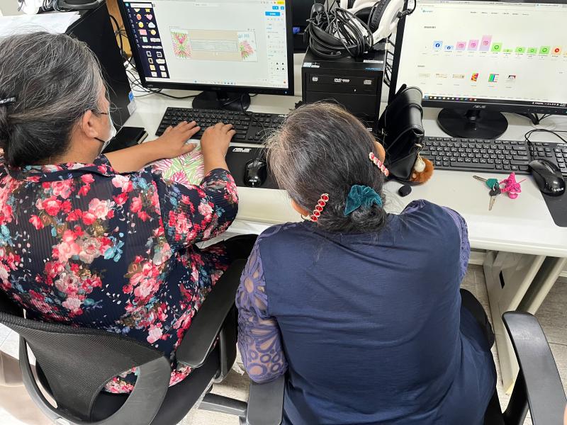 透過vivipic的網站讓學員們製作包狀設計的圖紋與封貼的圖紋，讓印花布料與包裝設計呈現出相呼應的獨特作品。