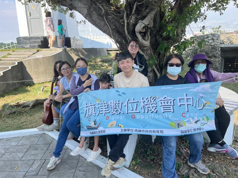 學員於旗津燈塔上合照