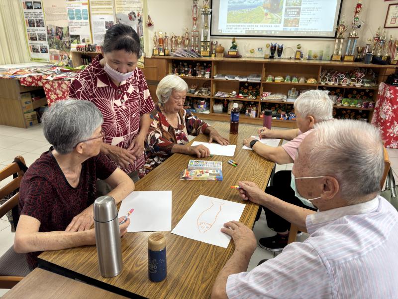 長輩們認真繪製