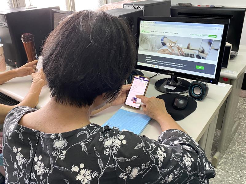 學員操作手機，註冊通訊軟體的官方帳號