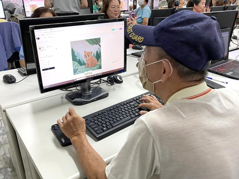 學員使用電腦，操作AI生成圖象