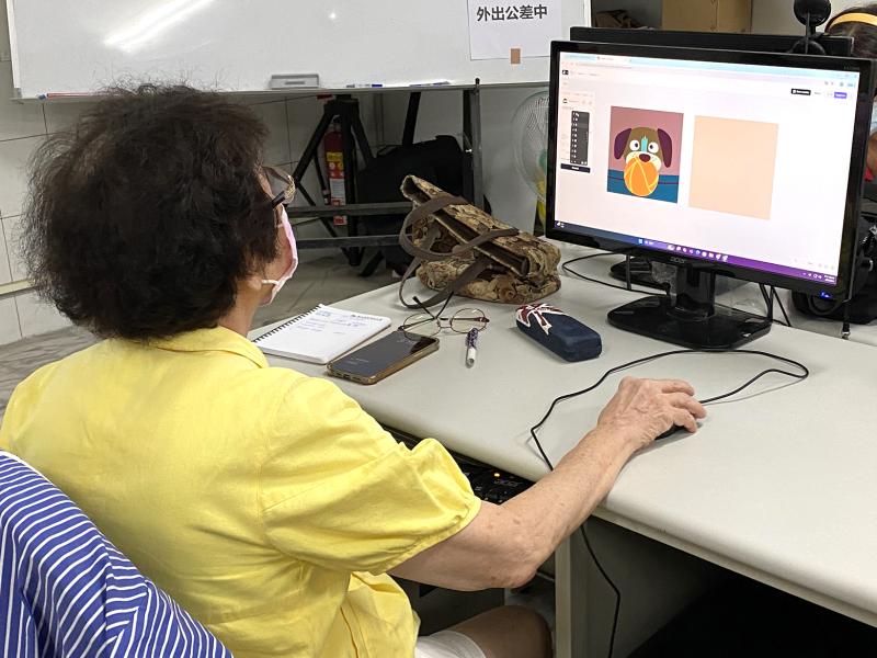 學員練習運用AI創作平台，並進一步調整生成圖像，使作品更貼近個人風格