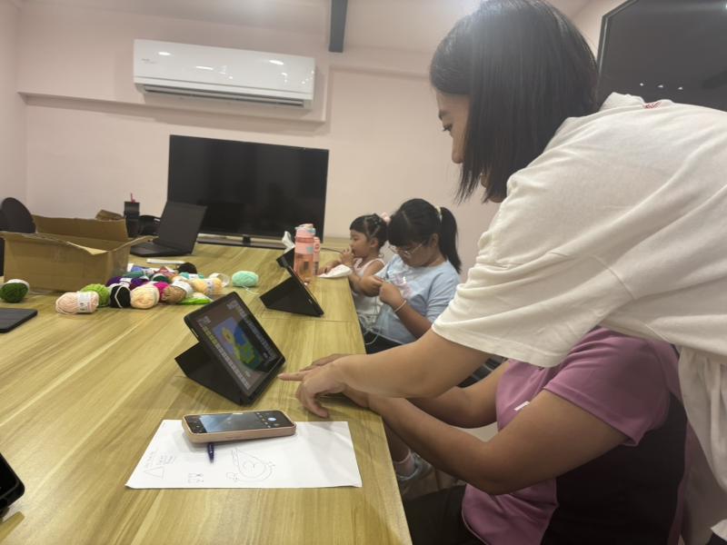 帶領新住民姊妹進行十字繡創意課程，