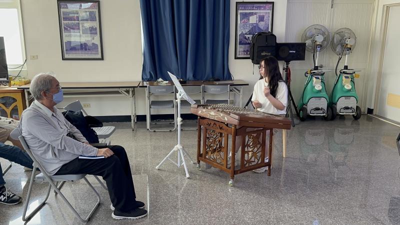 「在金湖小徑社區，講師帶領學員認識金門傳統音樂揚琴之文化與特色音色，共享在地藝術。」