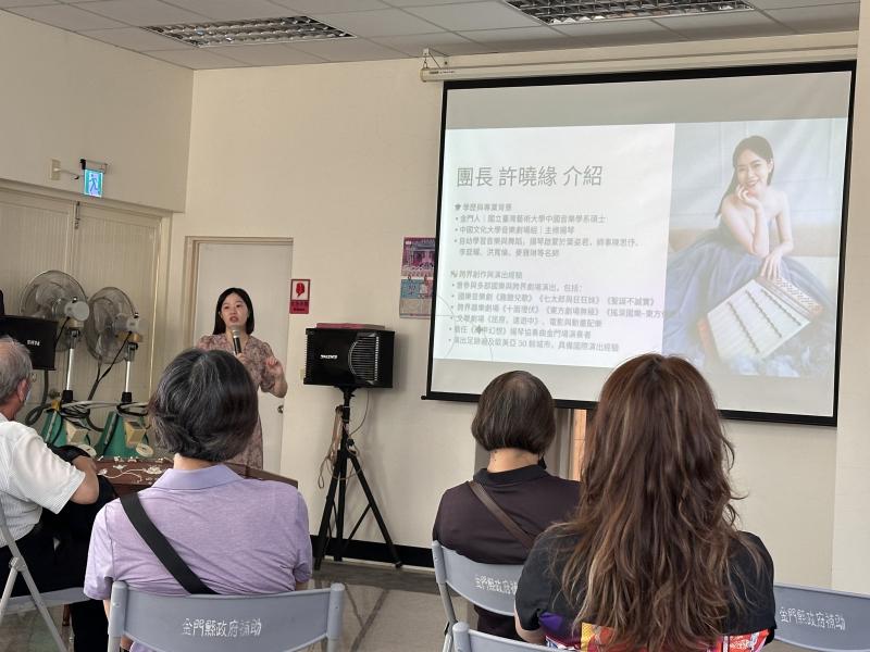 助手演奏完整揚琴樂曲，音色悠揚動人，學員驚艷不已，紛紛以手機錄影留念