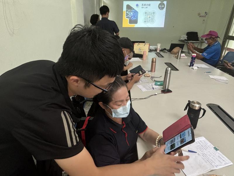 講師手把手協助解說