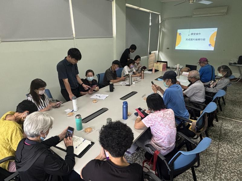 學員全神貫注地進行操作練習，並完成作品產出