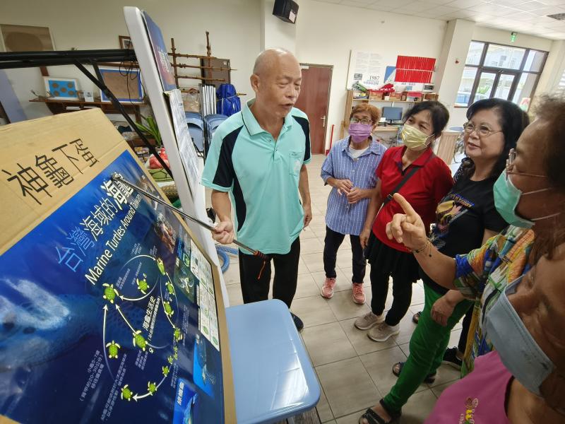 老師團隊夥伴正在介紹海龜的種類與習性，宣導海洋環境保育的重要性