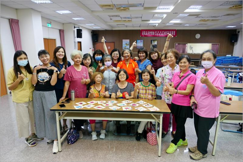 利用多餘的布料，發揮創意，帶領學員拚貼成獨一無二的布料小魚