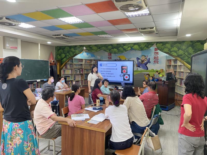 學員之間好有默契,講師請學員示範如何拍攝