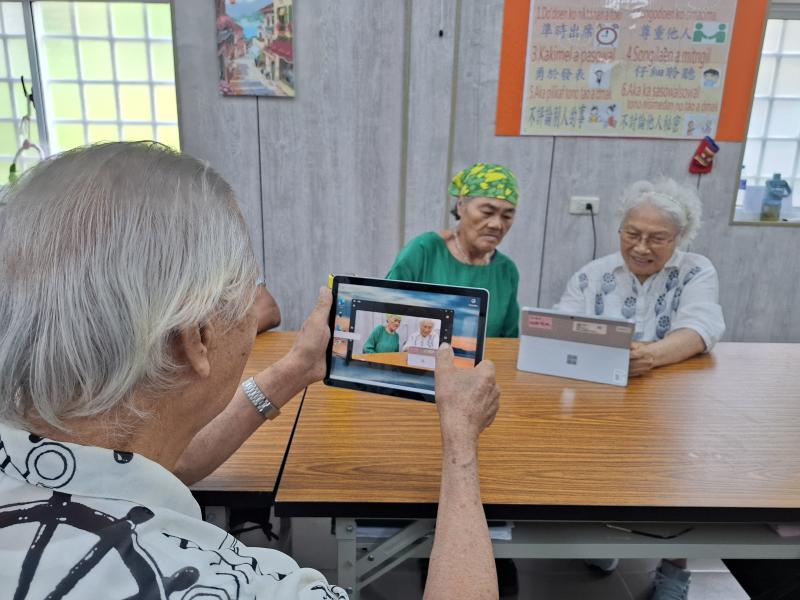 學員使用平板練習拍照