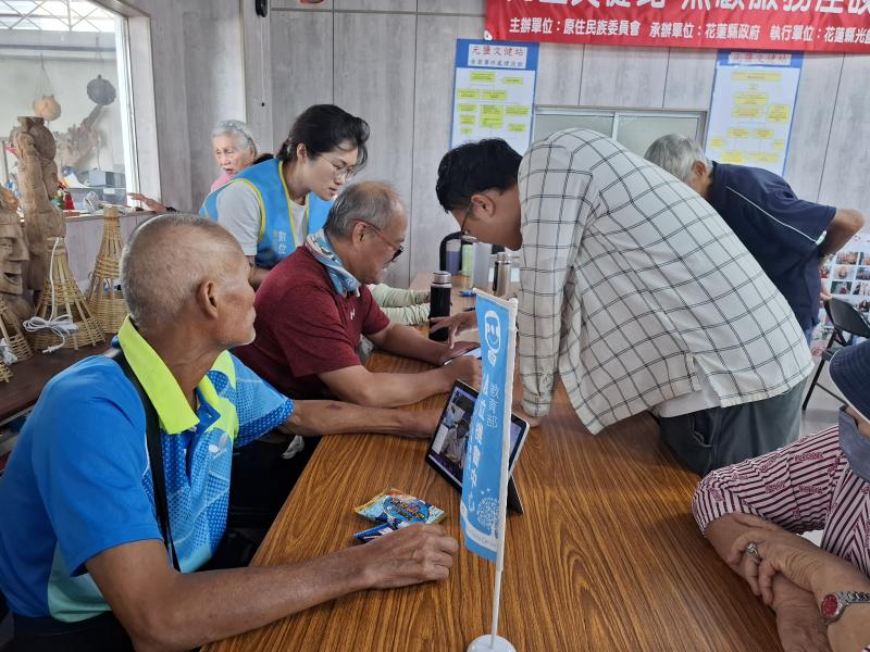 講師與數位幫手協助學員操作APP