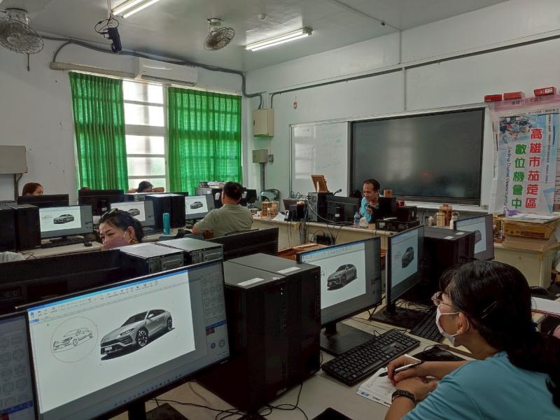 學員專注聆聽,講師簡介雷雕基本原理及軟體使用介紹