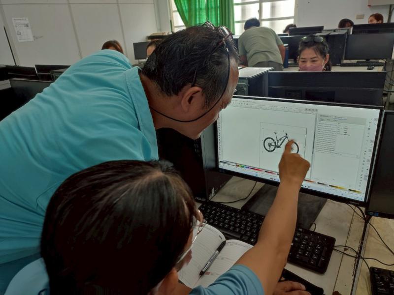 講師引導學員上網尋找圖片,大家開始發揮各自創意來編輯轉換描繪線陣圖