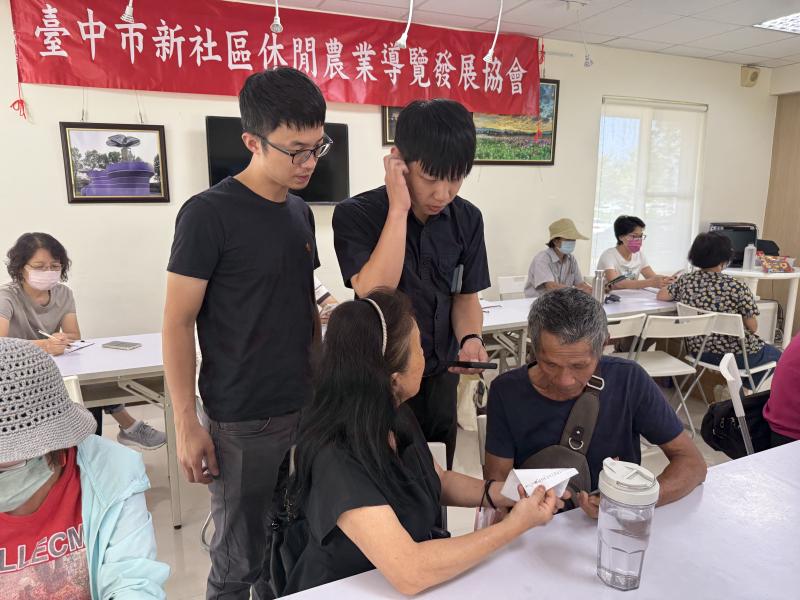 講師協助學員安裝app