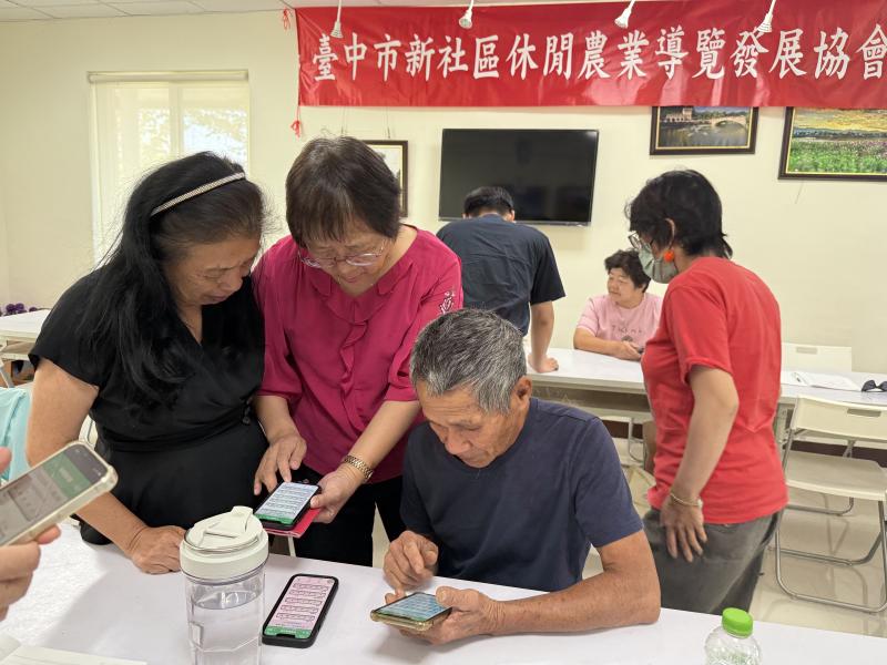 學員彼此討論操作項目