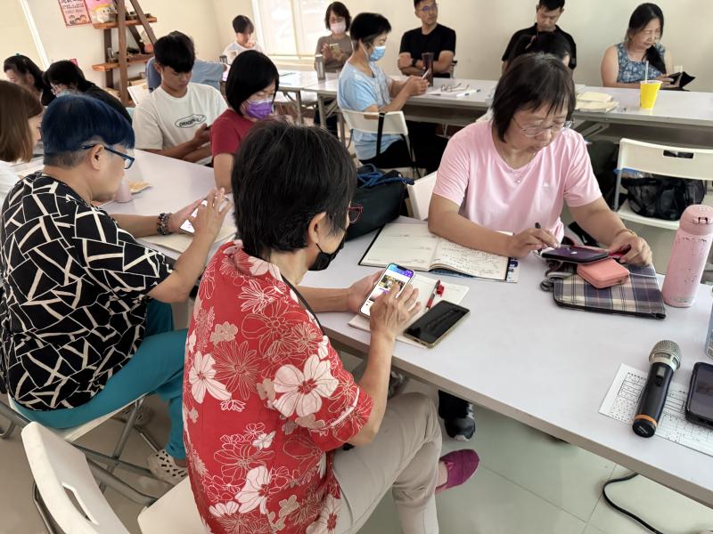 學員認真跟著步驟操作使用