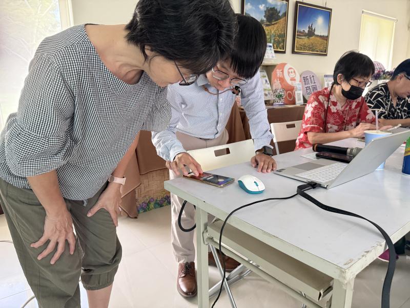 講師解決學員疑難問題