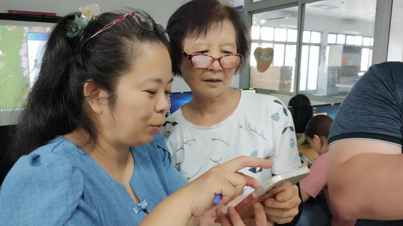 學員親自操作，學習各種管道蒐集媒體素材，高齡者也能輕鬆上手。