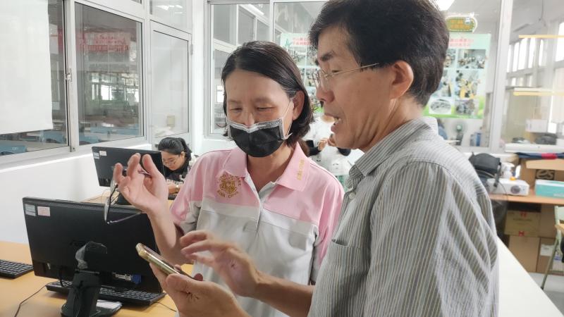 熱愛旅行的殷姓學員正與老師討論如何善用自己的旅行照片編輯屬於自己的旅遊電子書