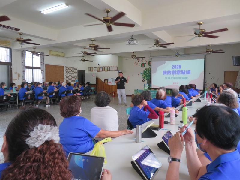 講師在述說標籤機的作用