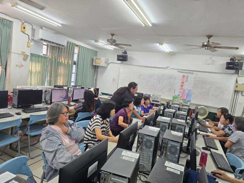 學員開始學習使用繪圖軟體