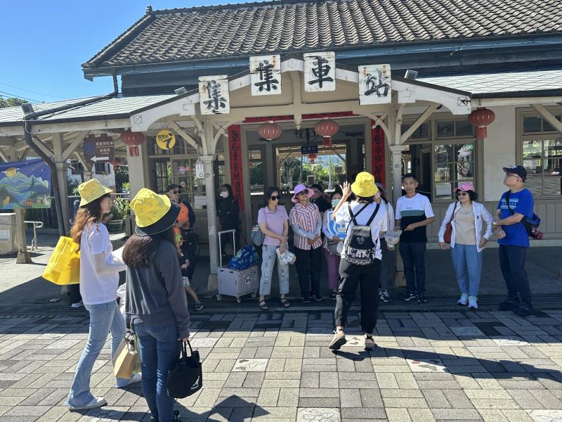 跨區認識集集鎮，由導覽老師詳細介紹最古老的日式檜木建築車站之一集集火車站及在地文化背景由來.