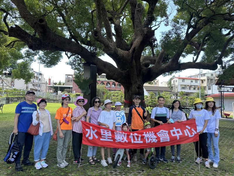 在700多歲老樟樹下同學們拍張大合照留下美好學習的見證.