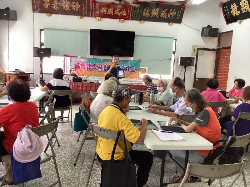 老師講解如何使用軟體