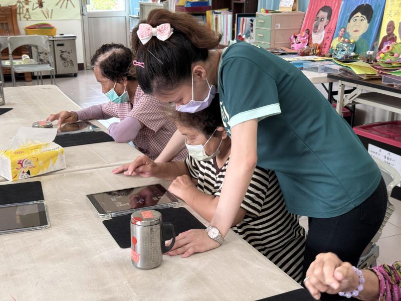 透過小遊戲訓練手指靈活度,增添學習樂趣與互動性。