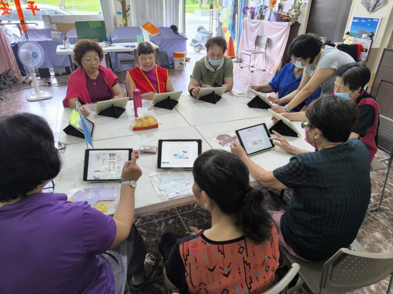 學員與老師討論，老師指導如何操作