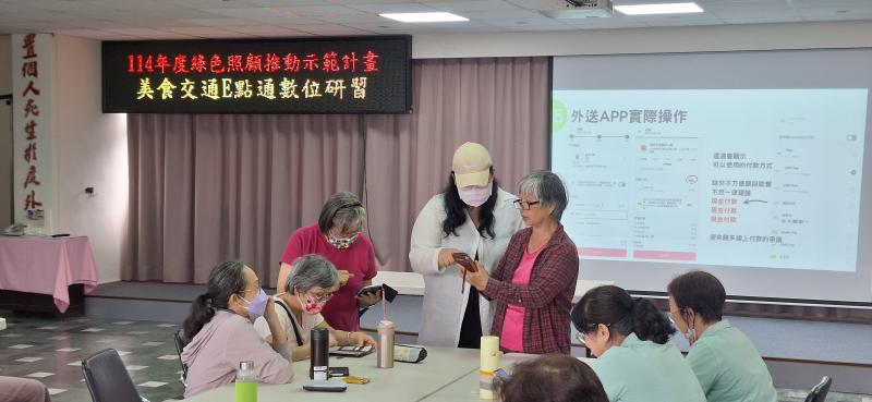 老師於實作時指導