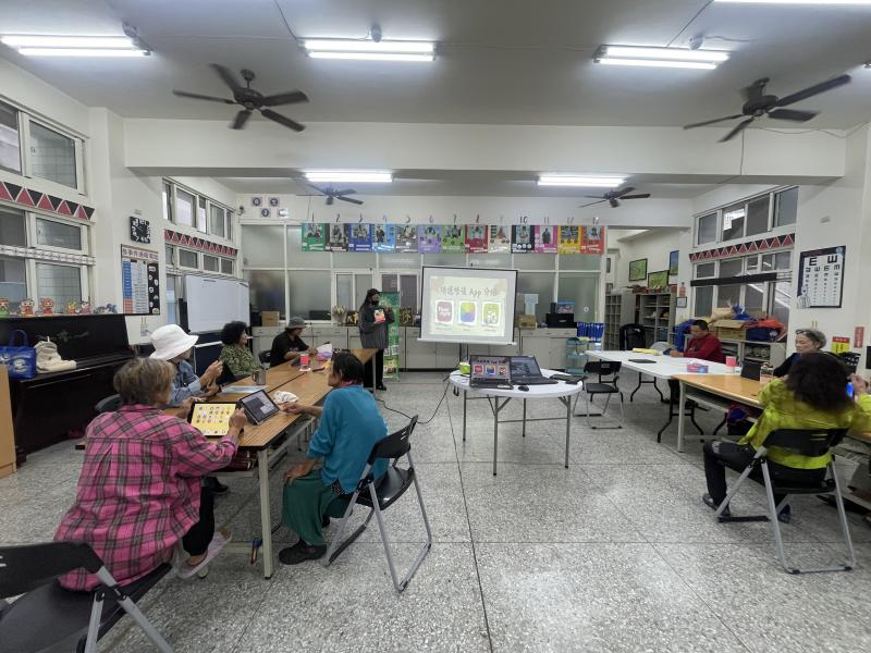 課程介紹老照片修復App,學員透過平板操作,體驗數位科技保存珍貴回憶,課堂氣氛熱絡,展現中高齡學員積極學習成果。