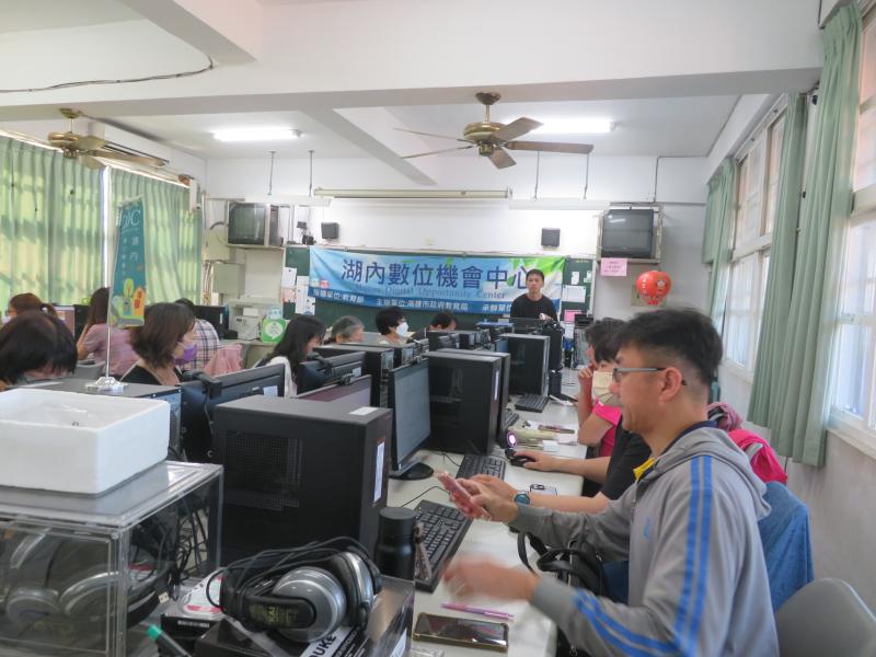 老師在講解什麼是AI