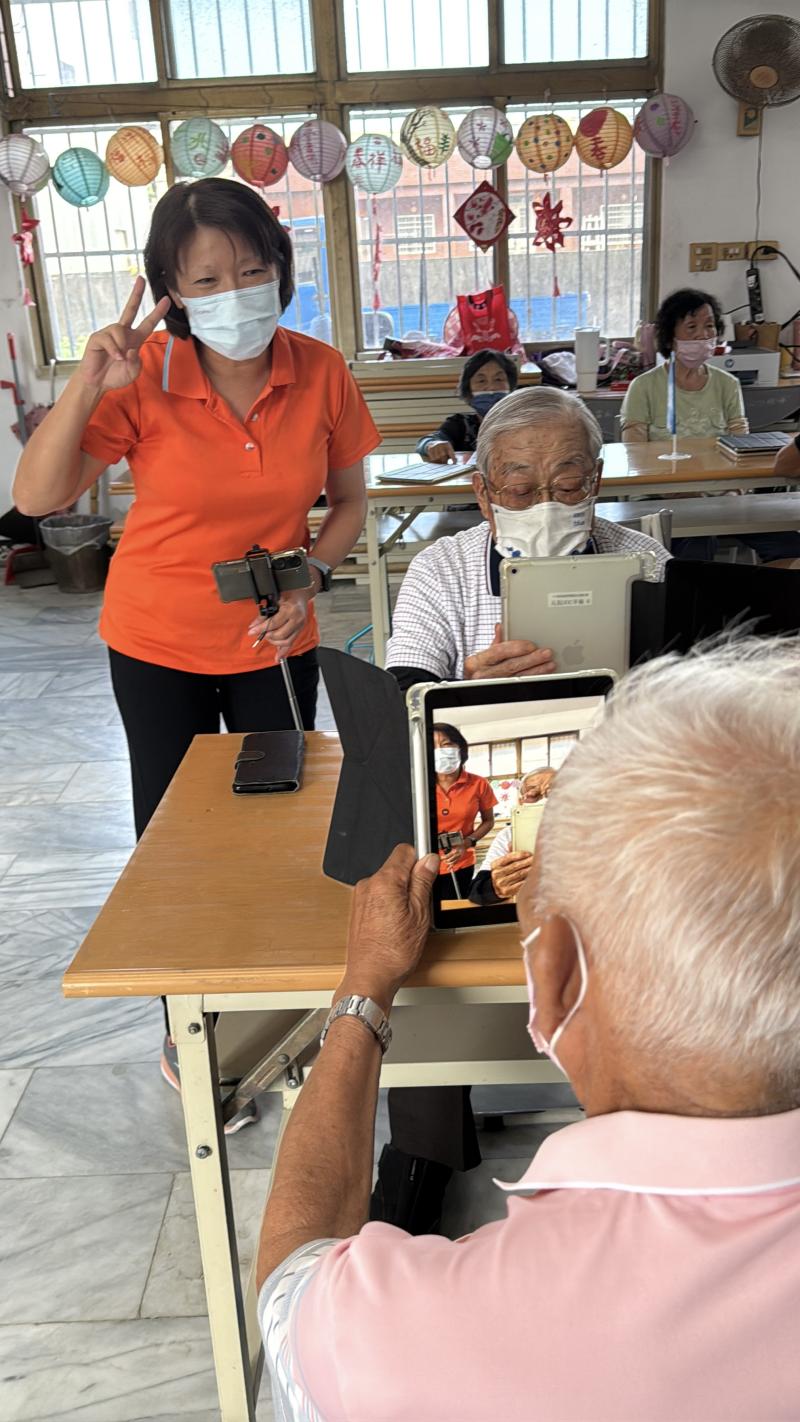 阿公學幫忙拍照