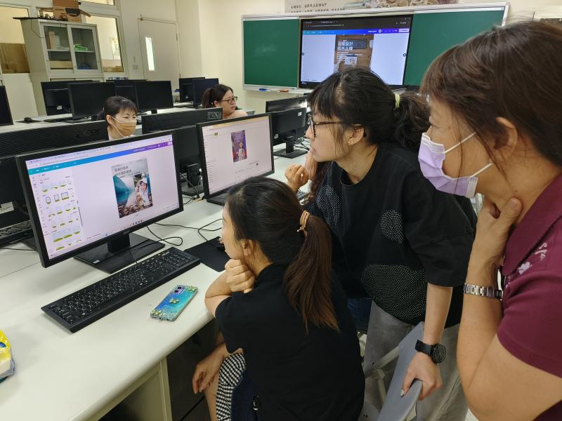 老師帶大家使用 Canva 進行媒體封面設計，給予改進指導及建議