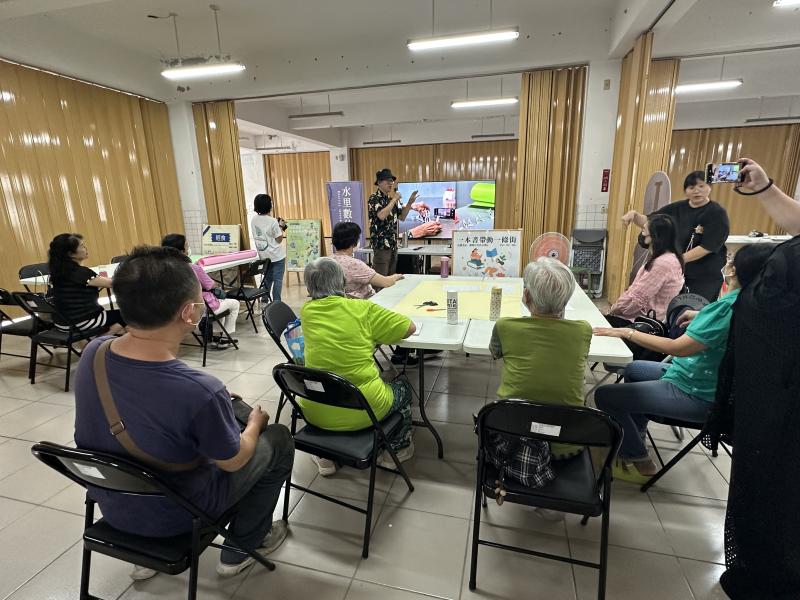 老師在課堂中說明定格動畫之圖片及案例產生動畫之效果感官，上課情形.