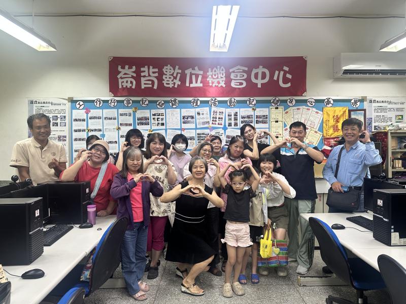 課後學員合影。