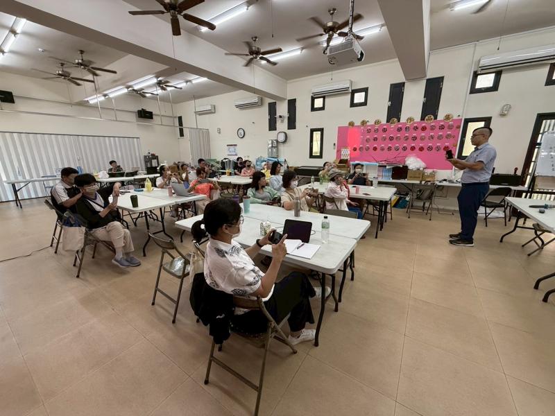 老師請學員拿起手機找拍照視角