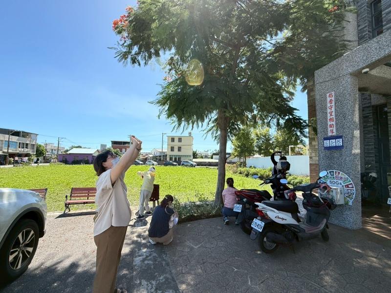 學員們開始嘗試蹲下來找角度、抬頭觀察光影、甚至走到小徑盡頭去尋找能說故事的景物。平常習以為常的草地、圍牆和路燈,在鏡頭裡卻變得充滿趣味。