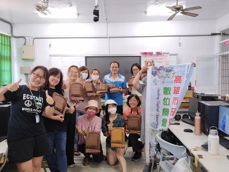 大家最後開心地拿作品合照。