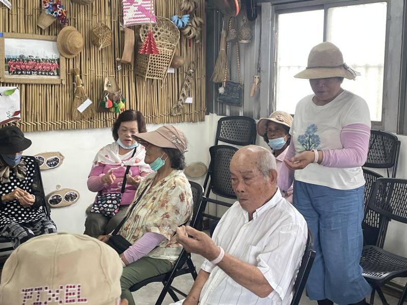 學員戴上後自己操作看看