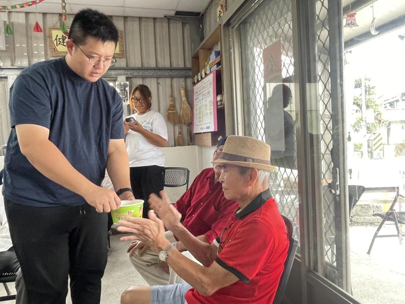 講師帶學員體驗適合飲用的水溫