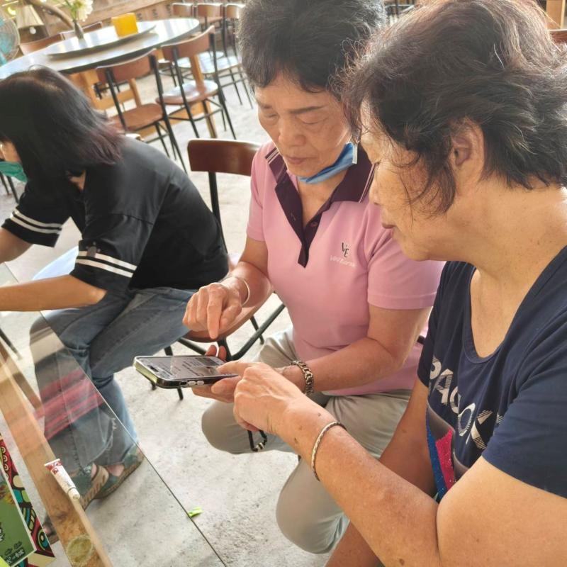 學員下課休息時間仍然互相討論、練習