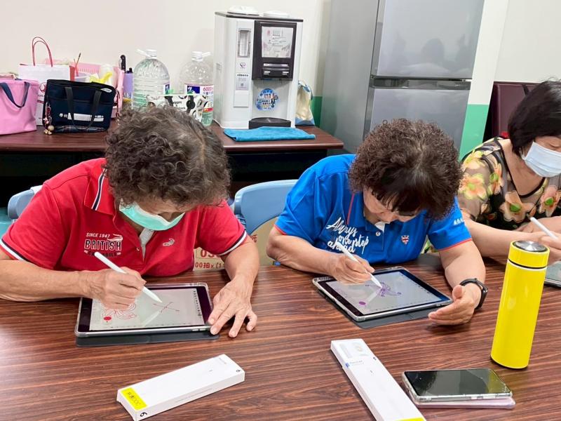 透過 Sketchbook APP,慢慢學會畫直線、曲線、圓形,長輩專注在平板繪圖。