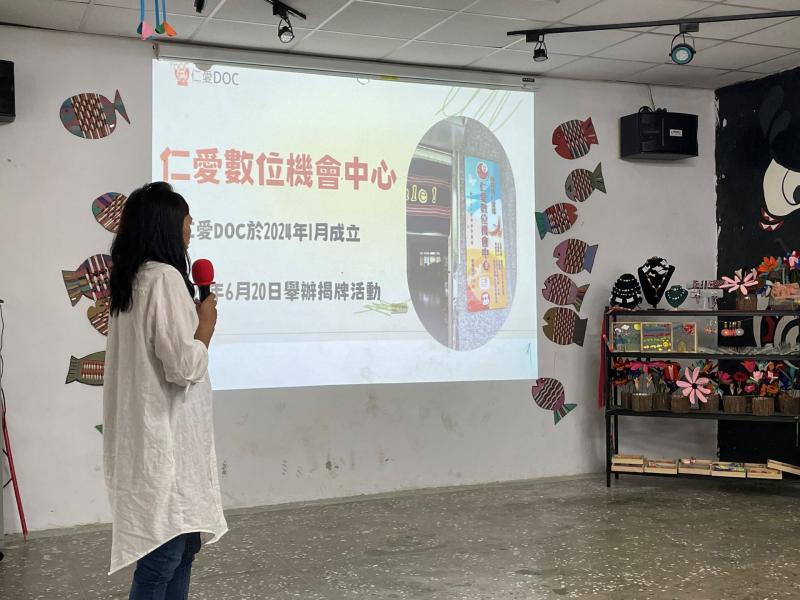 跟長輩們介紹我自己,我服務的單位,我是仁愛數位機會中心,仁愛DOC設置於南豐社區活動中心。