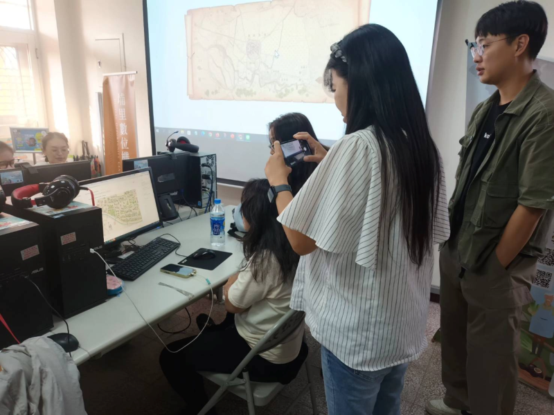 在課堂上，學員不僅學會了如何使用免費地圖進行編輯與下載，還體驗了 ChatGPT 生成手繪地圖的應用。